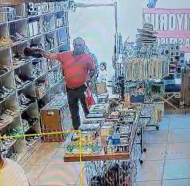 Müşteri gibi geldiği mağazadan ayakkabıyı böyle çaldı