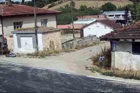 Hurdacılar köy meydanını çöplüğe çevirdi