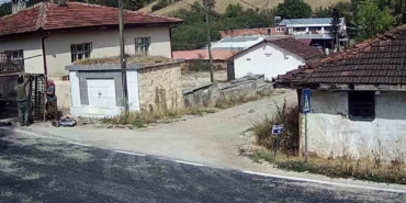 Hurdacılar köy meydanını çöplüğe çevirdi