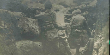 Türk askerleri, Çanakkale cephesinde düşmanla burun buruna siper kazdı