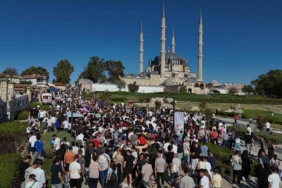 Milyonluk otomobiller Selimiye Meydanı’nda turladı
