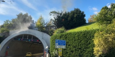 Kağıthane Piyalepaşa Tüneli’nin girişindeki ağaçlık alanda korkutan yangın