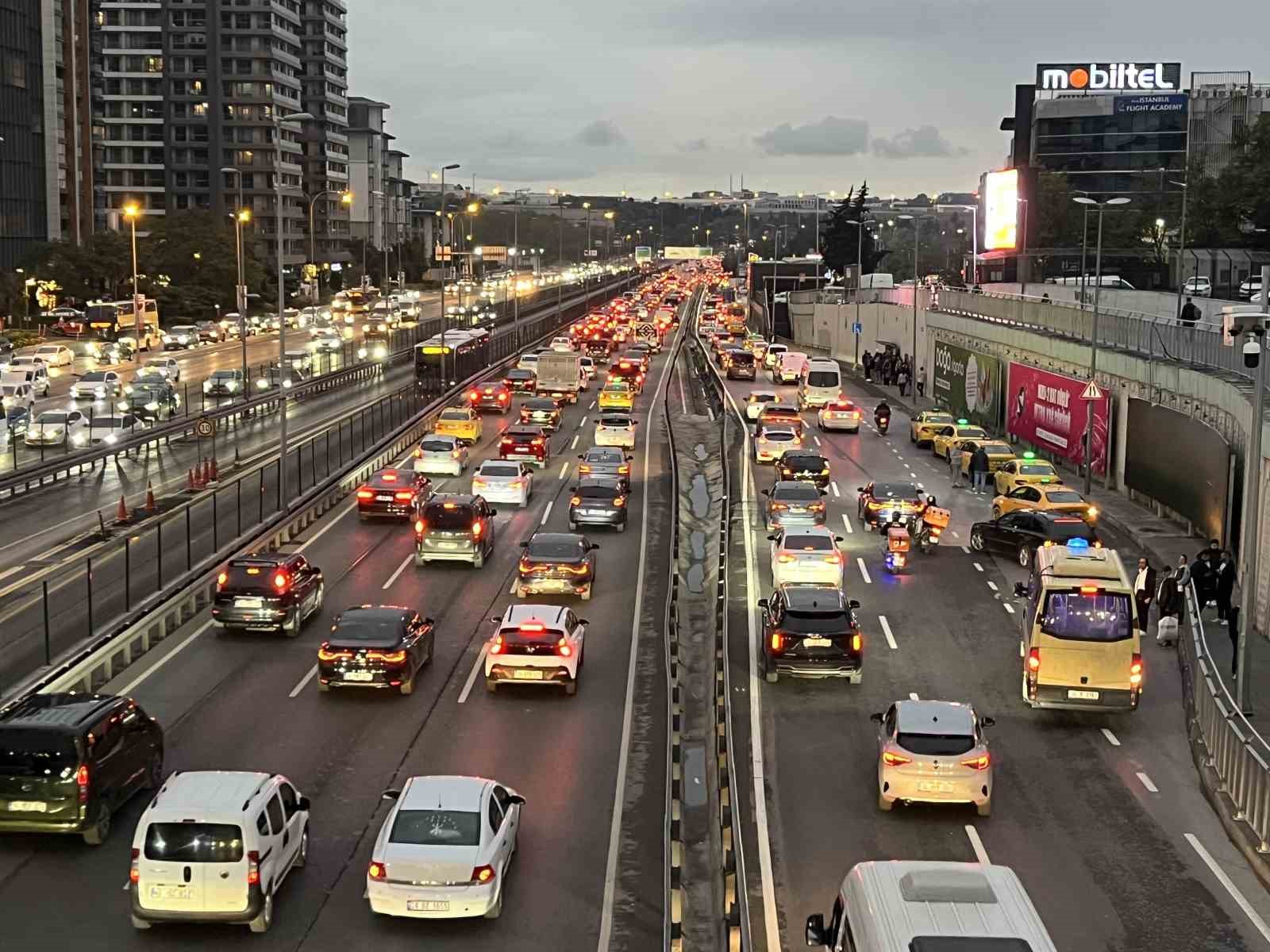 İstanbul’da trafik yoğunluğu akşam saatlerinde yüzde 69’a ulaştı