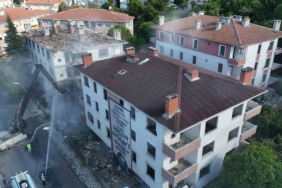 Yüksek riskli olduğu tespit edilen 3 bina belediye ekipleri gözetiminde yıkıldı