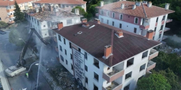 Yüksek riskli olduğu tespit edilen 3 bina belediye ekipleri gözetiminde yıkıldı