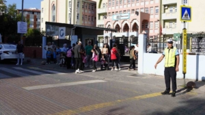 Kartal Belediyesi zabıta ekiplerinden okullarda güvenli trafik uygulaması