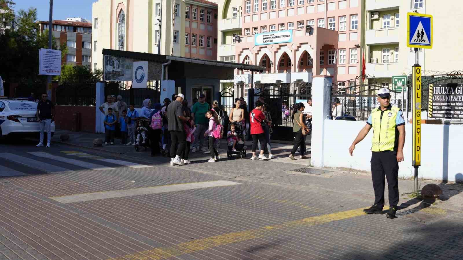 Kartal Belediyesi zabıta ekiplerinden okullarda güvenli trafik uygulaması