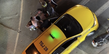 Şişli’de taksi şoförüyle motosikletli arasındaki yol verme tartışması kameraya yansıdı