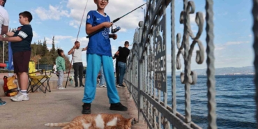 Babalar ve çocuklar oltalarını Eskihisar’da denize attı