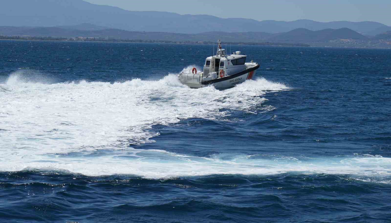 Edremit açıklarında terk edilmiş teknenin sahibini arama çalışmaları sürüyor