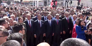 CHP Genel Başkanı Özgür Özel, Taksim Cumhuriyet anıtına çelenk bıraktı