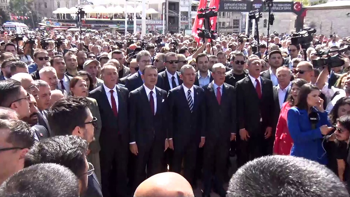 CHP Genel Başkanı Özgür Özel, Taksim Cumhuriyet anıtına çelenk bıraktı