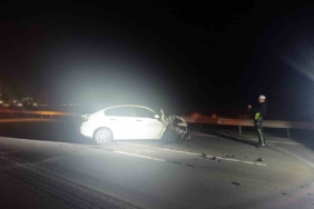 Otomobil traktörün römorkuna çarptı: 2 yaralı