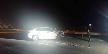 Otomobil traktörün römorkuna çarptı: 2 yaralı