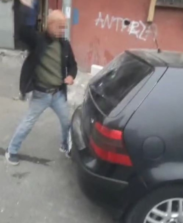 Alkollü şahıs hakaretler yağdırdığı esnafın aracına zarar verdi