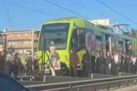 Bursa’da metro durdu, vatandaşlar raylardan yürüdü