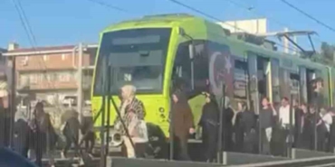 Bursa’da metro durdu, vatandaşlar raylardan yürüdü