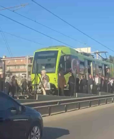 Bursa’da metro durdu, vatandaşlar raylardan yürüdü