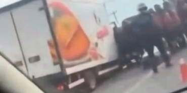 D-100’de kontrolden çıkan kamyonet bariyerlere çarptı: 2 yaralı