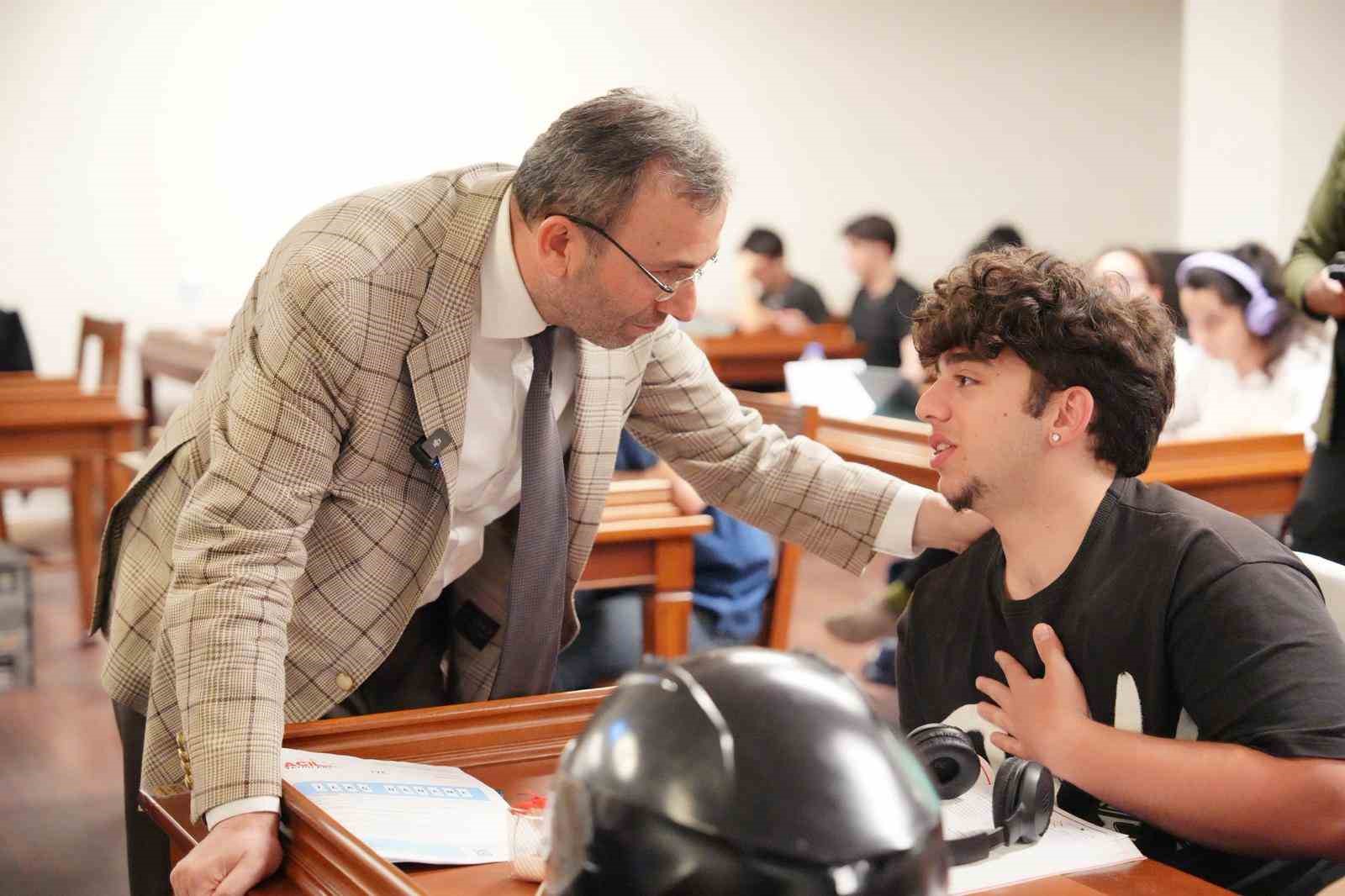 Pendik’te eğitim müjdesini Başkan Ahmet Cin duyurdu: Üniversiteyi kazanan gençlere 15 bin TL destek