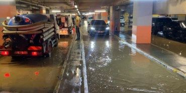 Kadıköy’de su borusu patladı: AVM otoparkı göle döndü