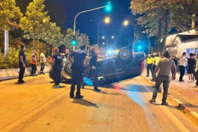 Orta refüje çarpan otomobil takla attı: 1 yaralı