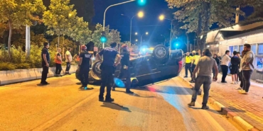 Orta refüje çarpan otomobil takla attı: 1 yaralı