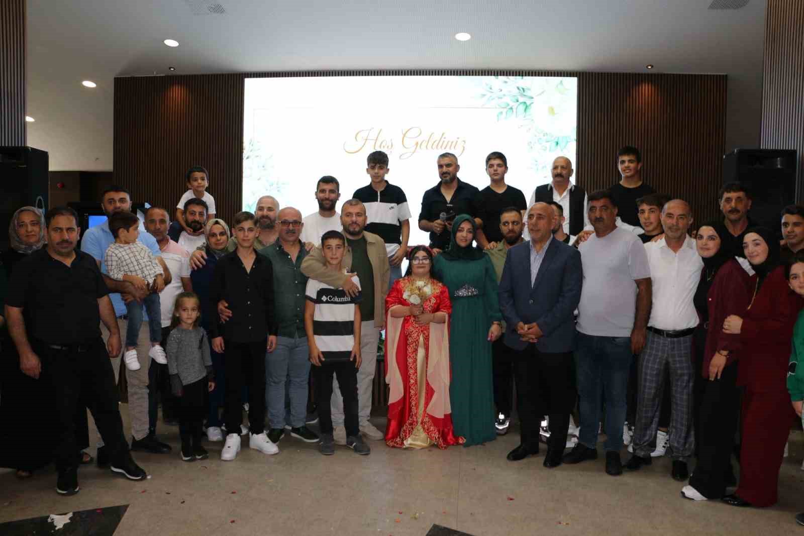 Arnavutköy’de Dilan’ın hayali gerçek oldu: Down sendromlu genç kıza temsili düğün