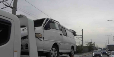 Kaygan zeminde kontrolden çıkan minibüs devrildi: 1 yaralı