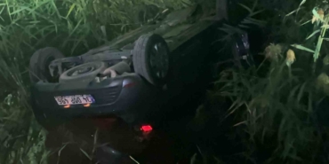 Hızlı tren telaşı kazayla bitti, araç kanala düştü: 2 yaralı