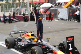 Azerbaycan’da kazanan Max Verstappen