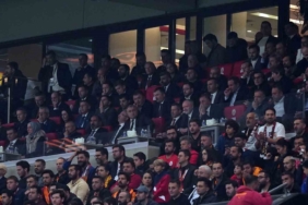 Bakan Bak, Galatasaray - Liverpool maçını takip etti