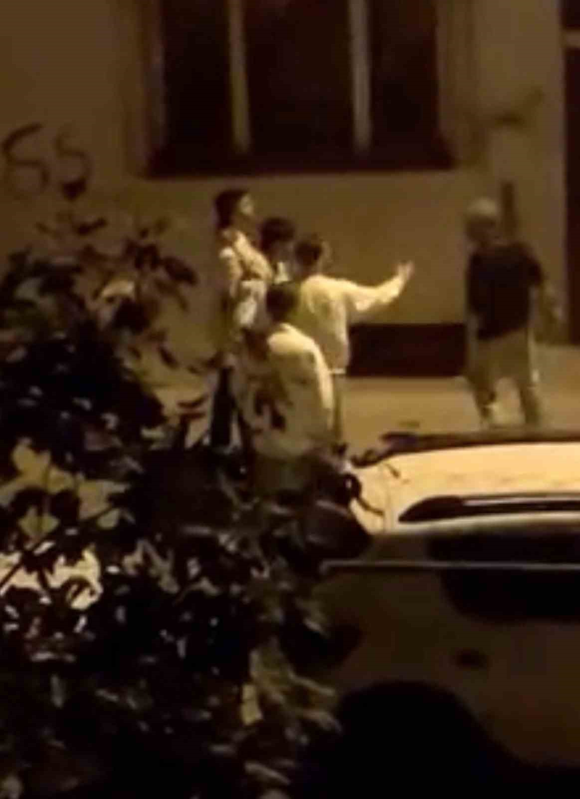 Bursa’da gençler sokak ortasında kavgaya tutuştu: Tekme tokat darp kameraya yansıdı