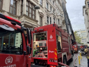 Beyoğlu’nda otelde çıkan yangın kontrol altına alındı