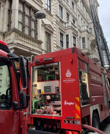 Beyoğlu’nda otelde çıkan yangın kontrol altına alındı