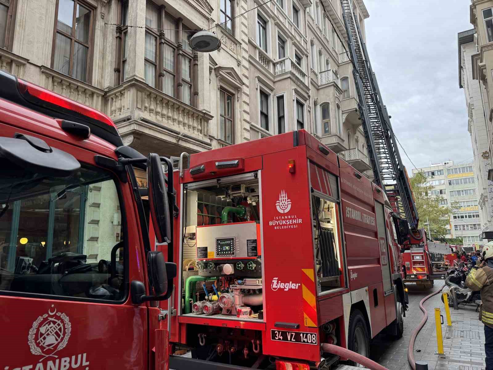Beyoğlu’nda otelde çıkan yangın kontrol altına alındı