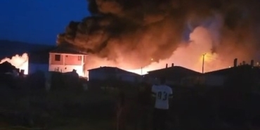 Gelibolu’da hurdalıkta çıkan yangın evlere sıçradı