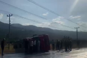 Kontrolden çıkan süt tankeri yan yattı: 3 yaralı