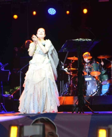 Gömeç’in kurtuluş gününde Candan Erçetin coşturdu