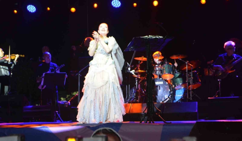 Gömeç’in kurtuluş gününde Candan Erçetin coşturdu