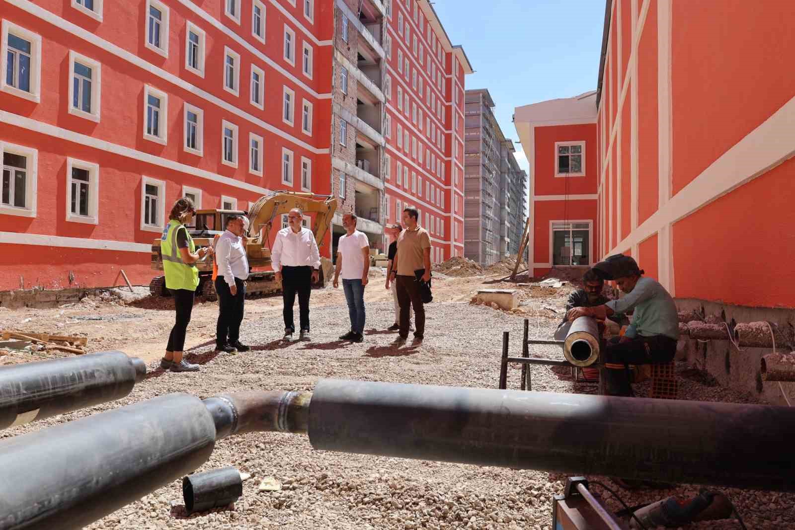 Genel Müdür Şahin, Bilecik’te bitmeyen KYK yurdunda incelemelerde bulundu