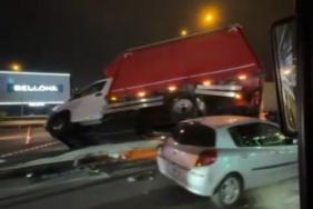 Kamyonet bariyerlere uçtu