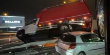 Kamyonet bariyerlere uçtu