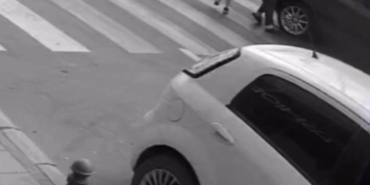 Yaya geçidinde görme engelli kadının ayağının üzerinden otomobil geçti: O anlar kamerada