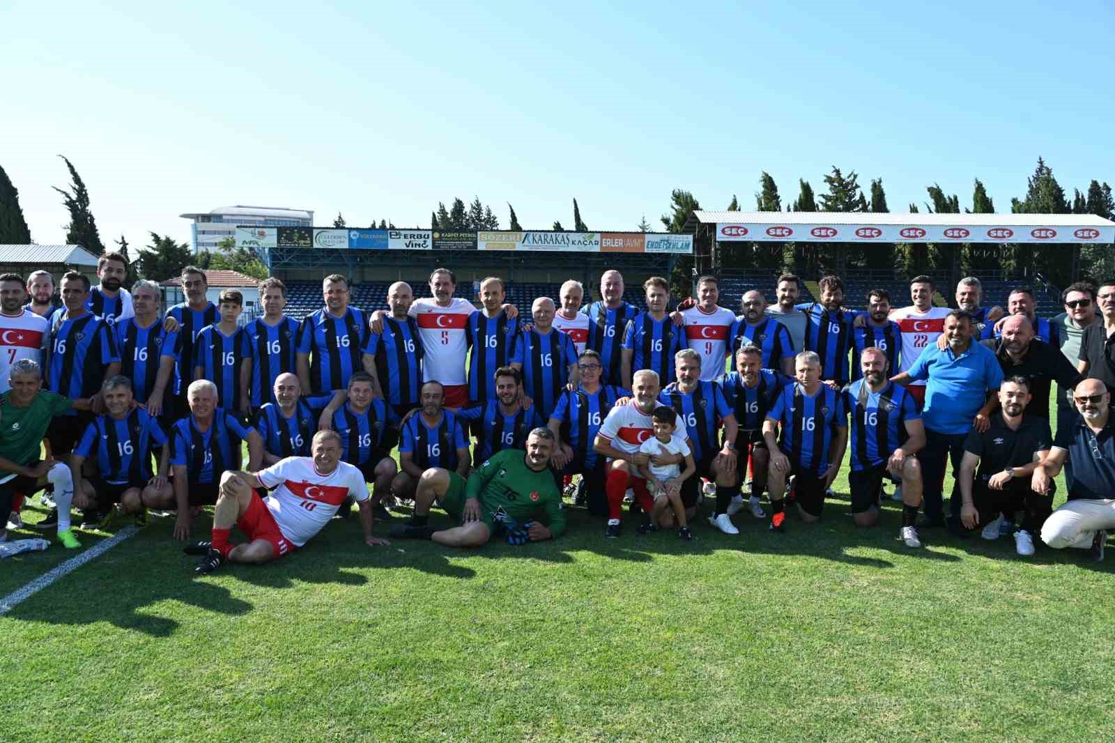 Futbolun efsaneleri Karacabey için sahaya çıktı
