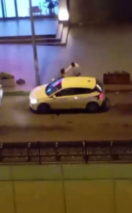 Esenyurt’ta bir adam, bir kadını darbederek zorla araca bindirdi