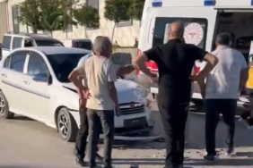 2 otomobil kafa kafaya çarpıştı: 4 yaralı