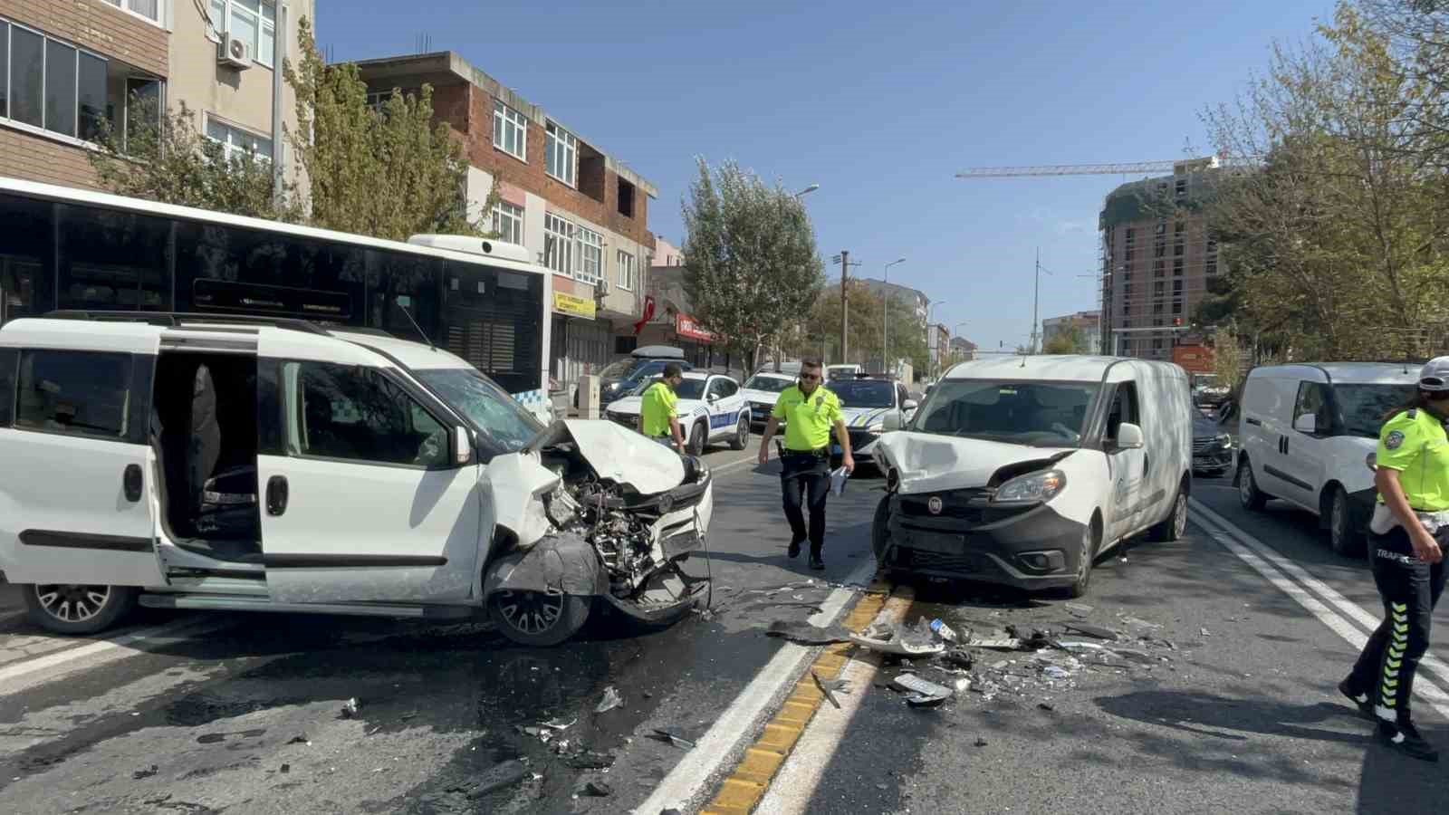 Tekirdağ’da 3 kişinin yaralandığı ağlatan kaza kamerada