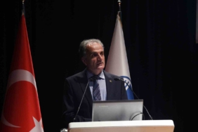 Üniversiteye yani başlayan öğrencilere hitap eden rektör Al: "Eğitim dört duvarın ötesinde"