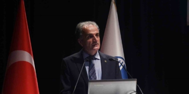 Üniversiteye yani başlayan öğrencilere hitap eden rektör Al: "Eğitim dört duvarın ötesinde"